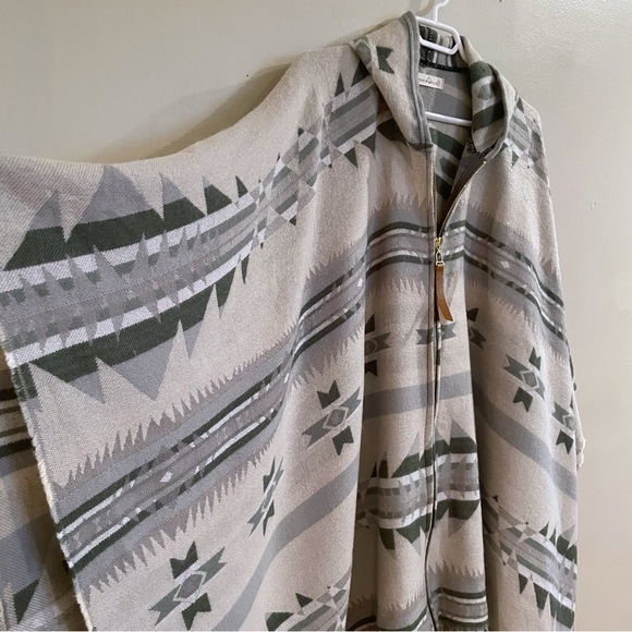 Jackson Rowe Poncho - Picture 2 of 9